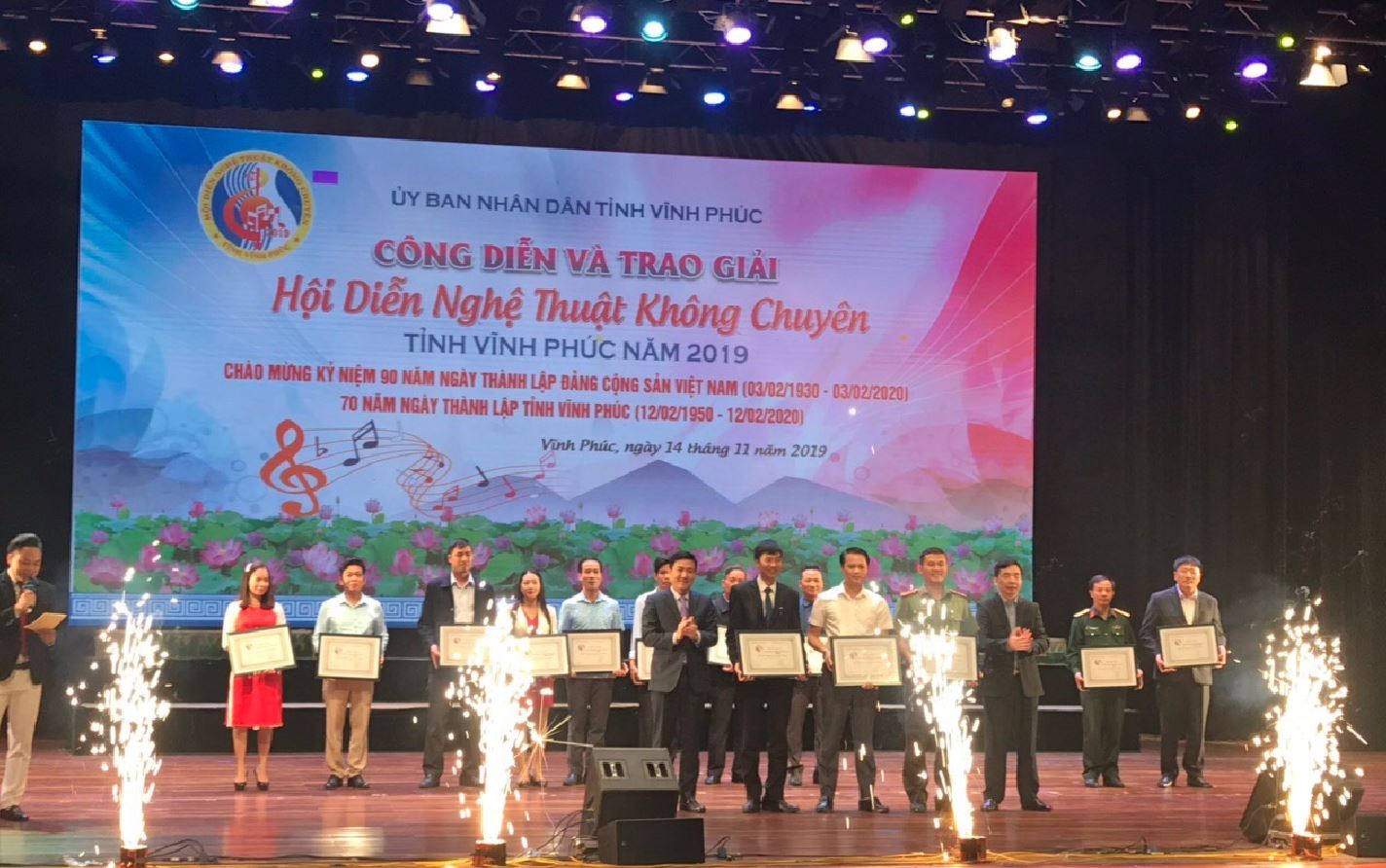 dàn ánh sáng sân khấu chuyên nghiệp giá rẻ